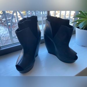 Joe’s Jeans Corby peep toe booties in Black. Size 7.5